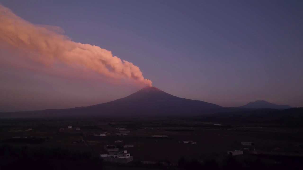 无人机画面显示Popocatepetl火山的火山活动增加视频素材