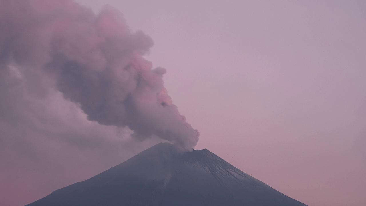 火山在清晨喷出烟雾的延时视频视频素材