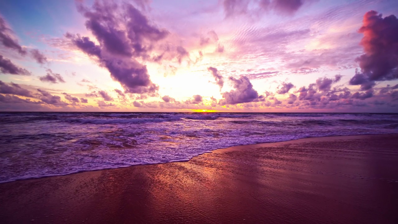 戏剧性的海上日出或日落天空在海上。慢动作海浪金色的天空景观，美丽的海浪冲击沙滩视频素材