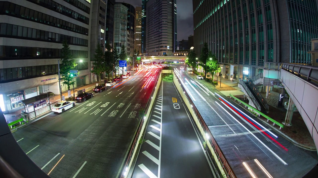 日本夜间街道上的延时汽车Pan视频素材