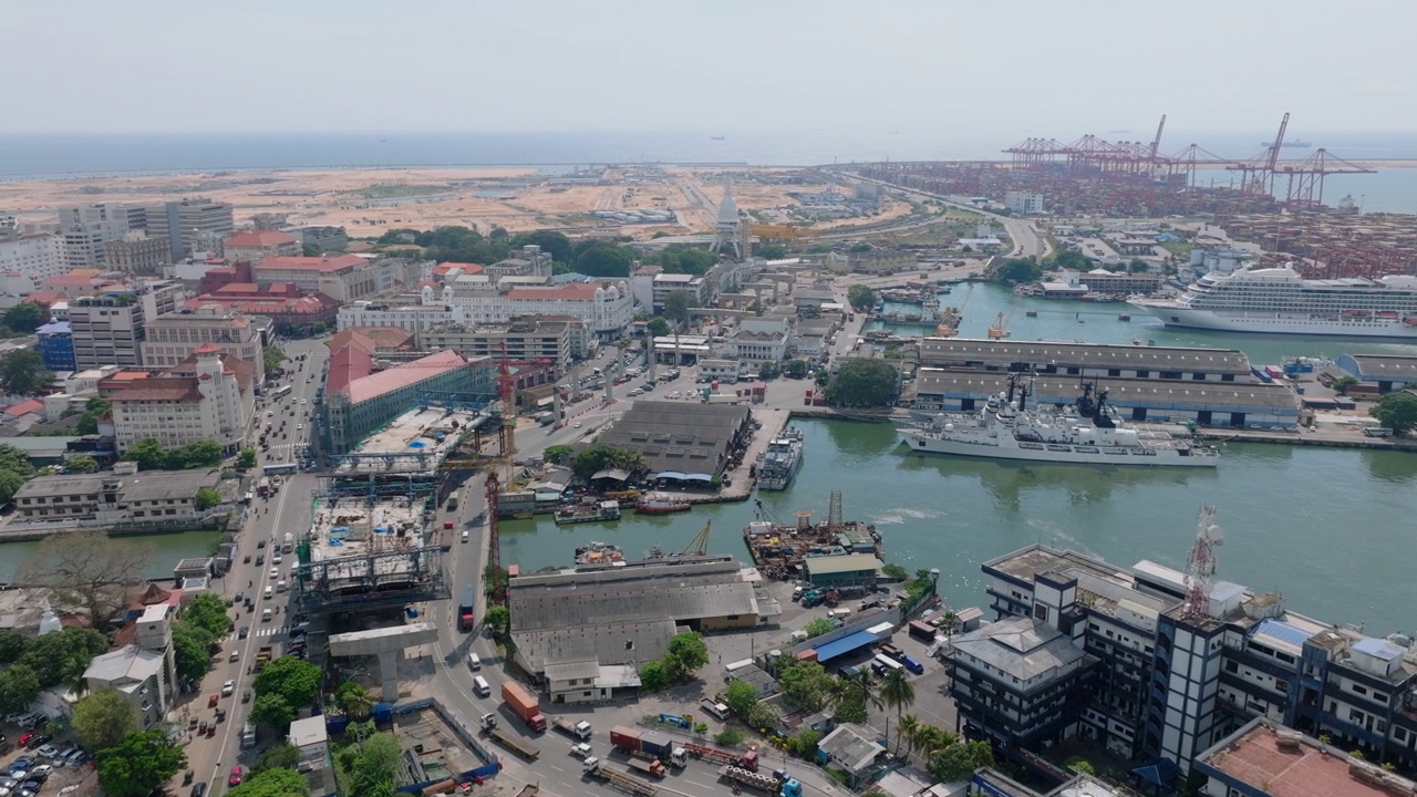 堡市区鸟瞰图，背景是繁忙的道路和海港的大型货运站。科伦坡，斯里兰卡视频素材