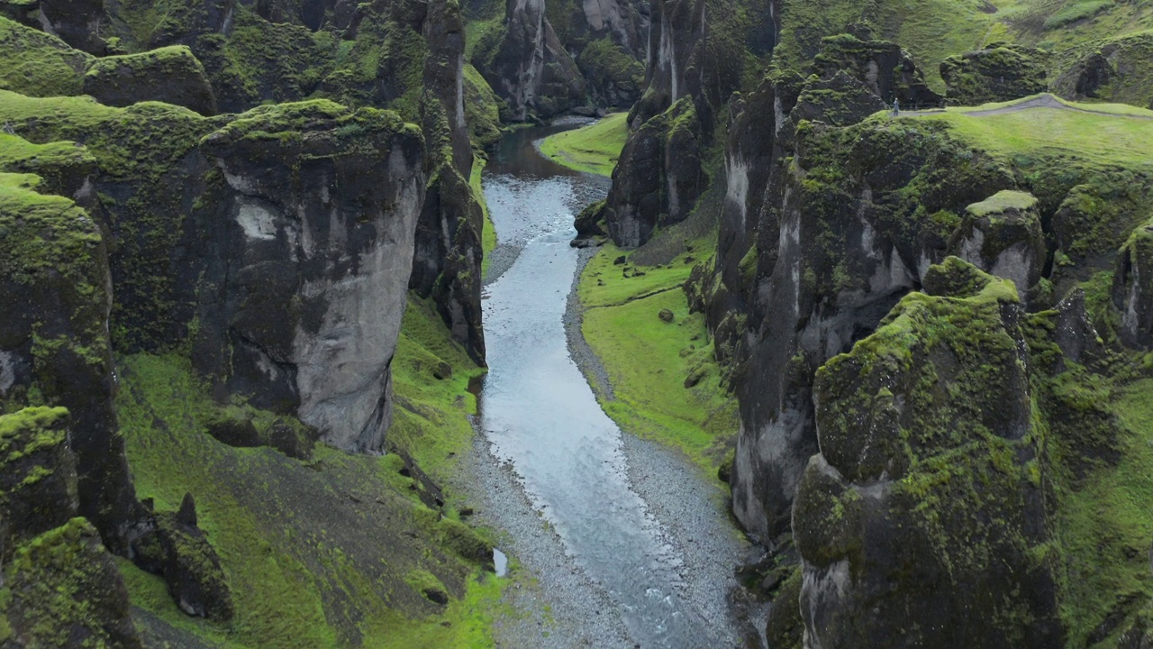 飞越冰岛著名的Fjadrargljufur (Fjaðrárgljúfur)峡谷。视频素材