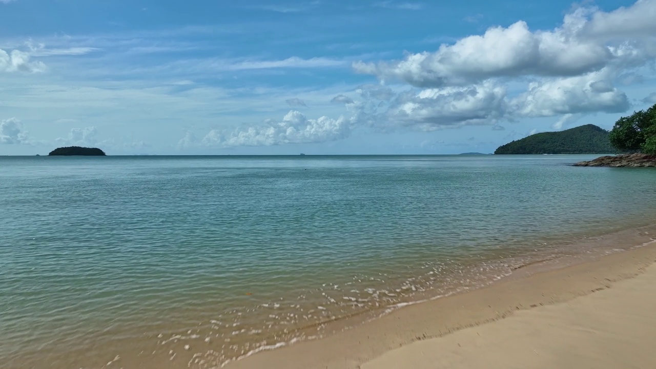 波浪海水表面自然背景，开阔的大海，在晴朗的日子鸟瞰海洋，海洋海浪水背景视频素材