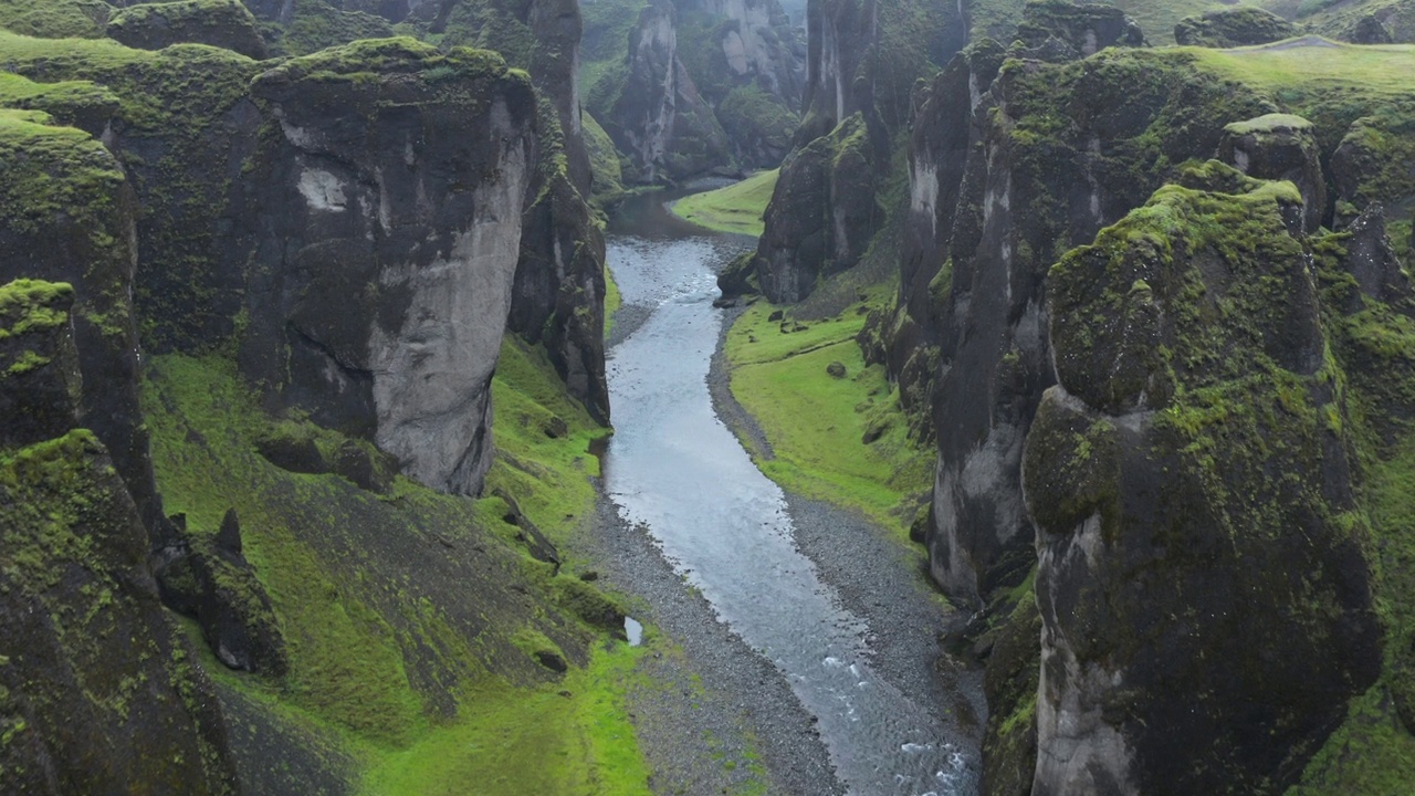 飞越冰岛著名的Fjadrargljufur (Fjaðrárgljúfur)峡谷。视频素材