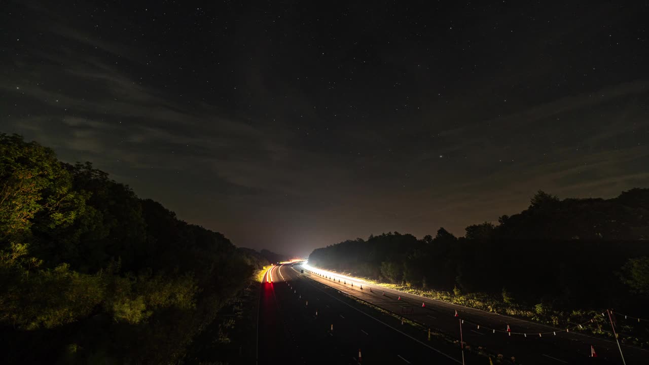 英格兰湖区彭里斯附近的M6公路上的交通和夜空的延时图视频下载