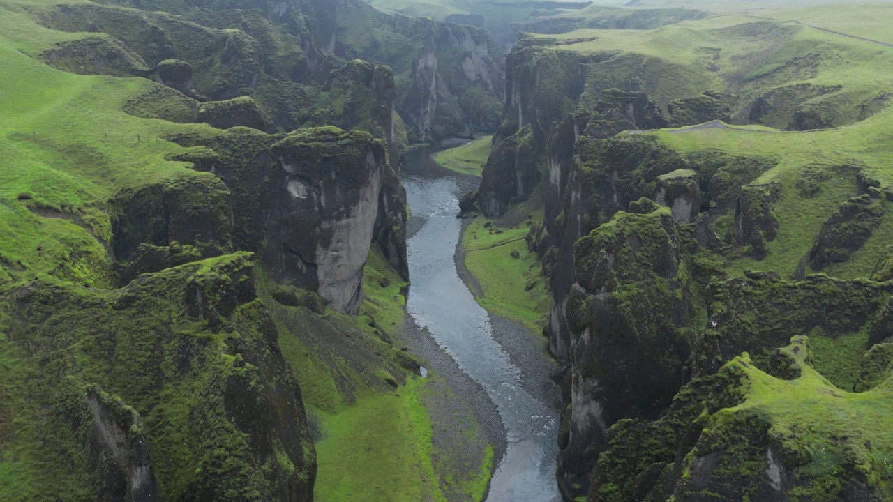 飞越冰岛著名的Fjadrargljufur (Fjaðrárgljúfur)峡谷。视频素材