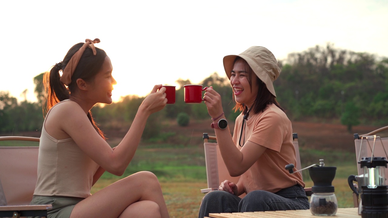 女人喜欢野营。视频素材