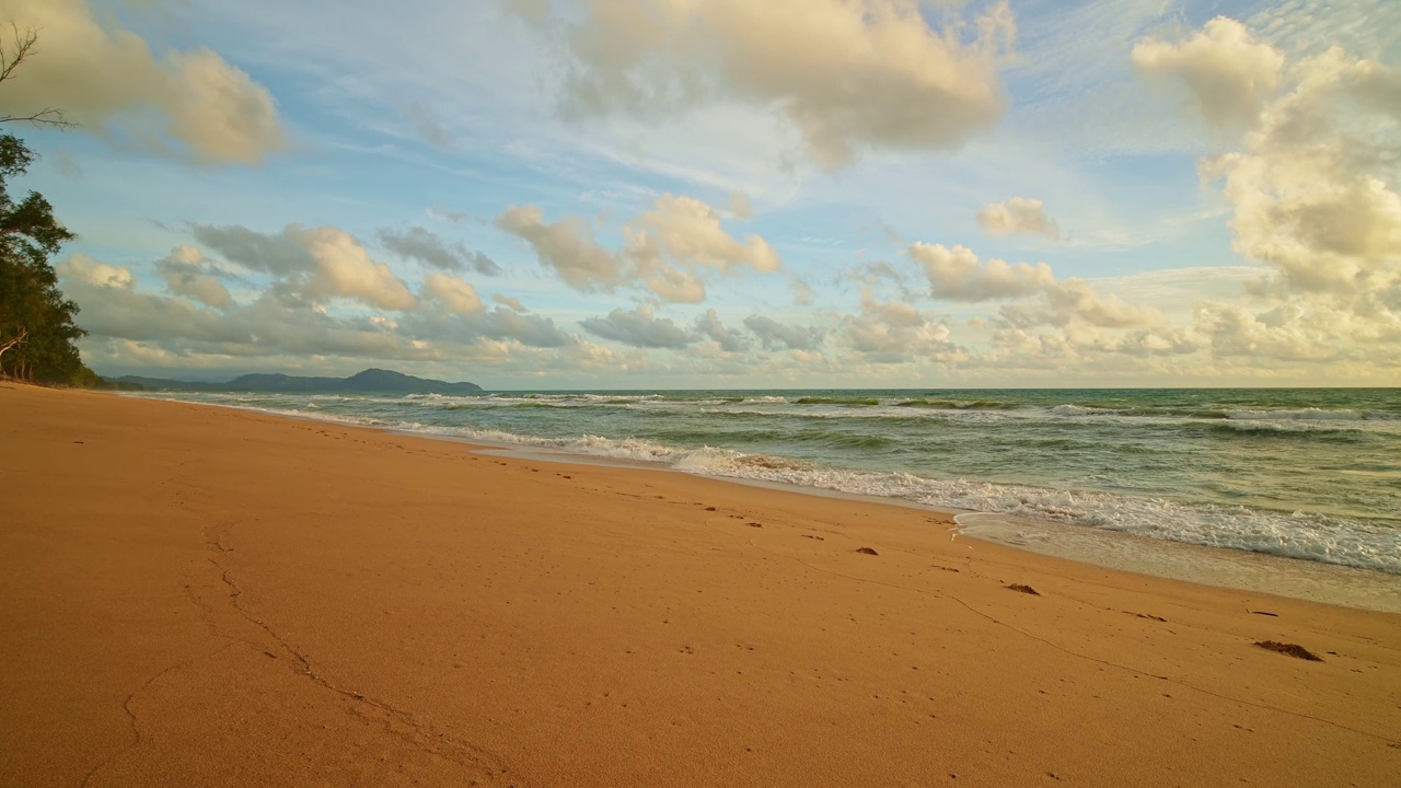 戏剧性的海上日出或日落天空在海上。慢动作海浪金色的天空景观，美丽的海浪冲击沙滩视频素材