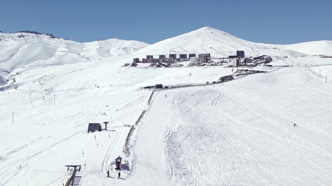 鸟瞰图上升雪埃尔科罗拉多滑雪胜地拖升坡到Farellones山村属性视频素材