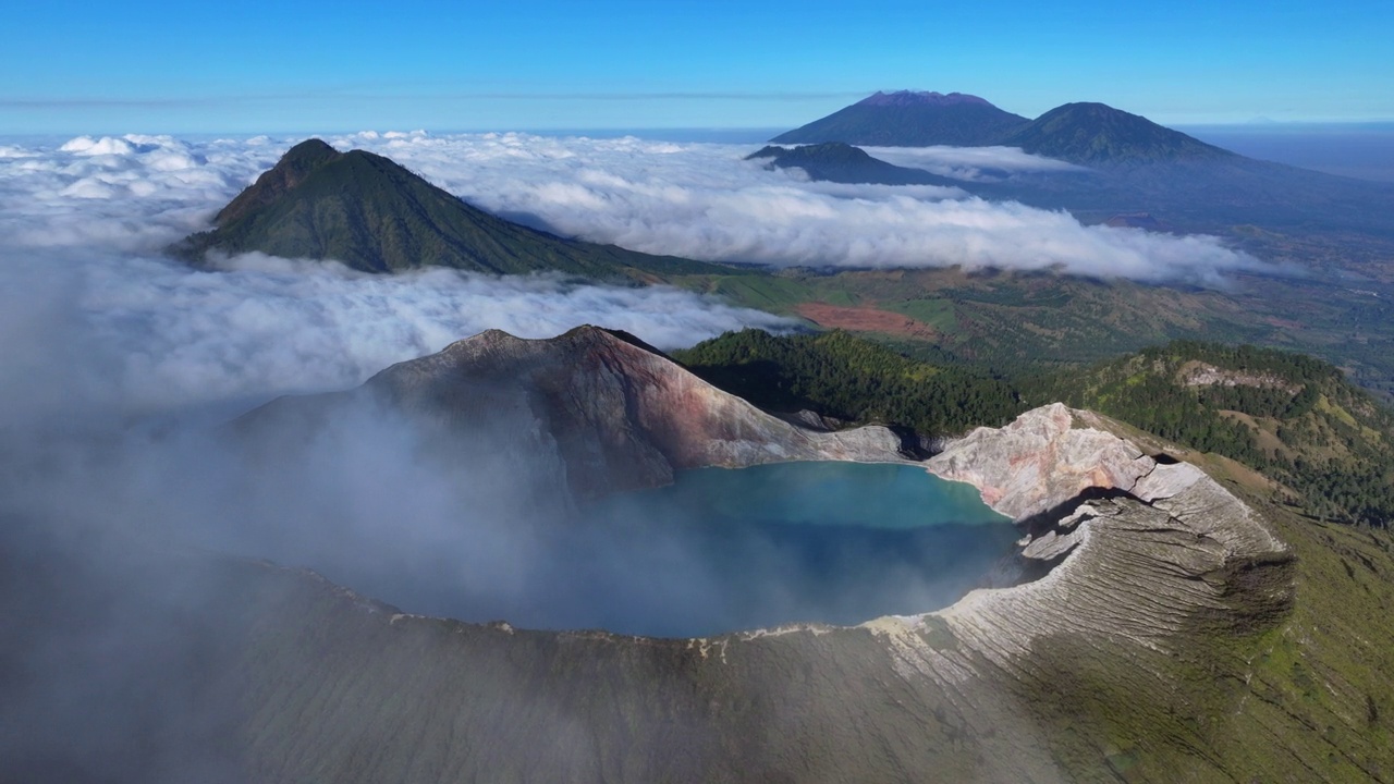 鸟瞰图飞到卡瓦伊真火山口，硫磺开采活火山，爪哇，印度尼西亚视频素材