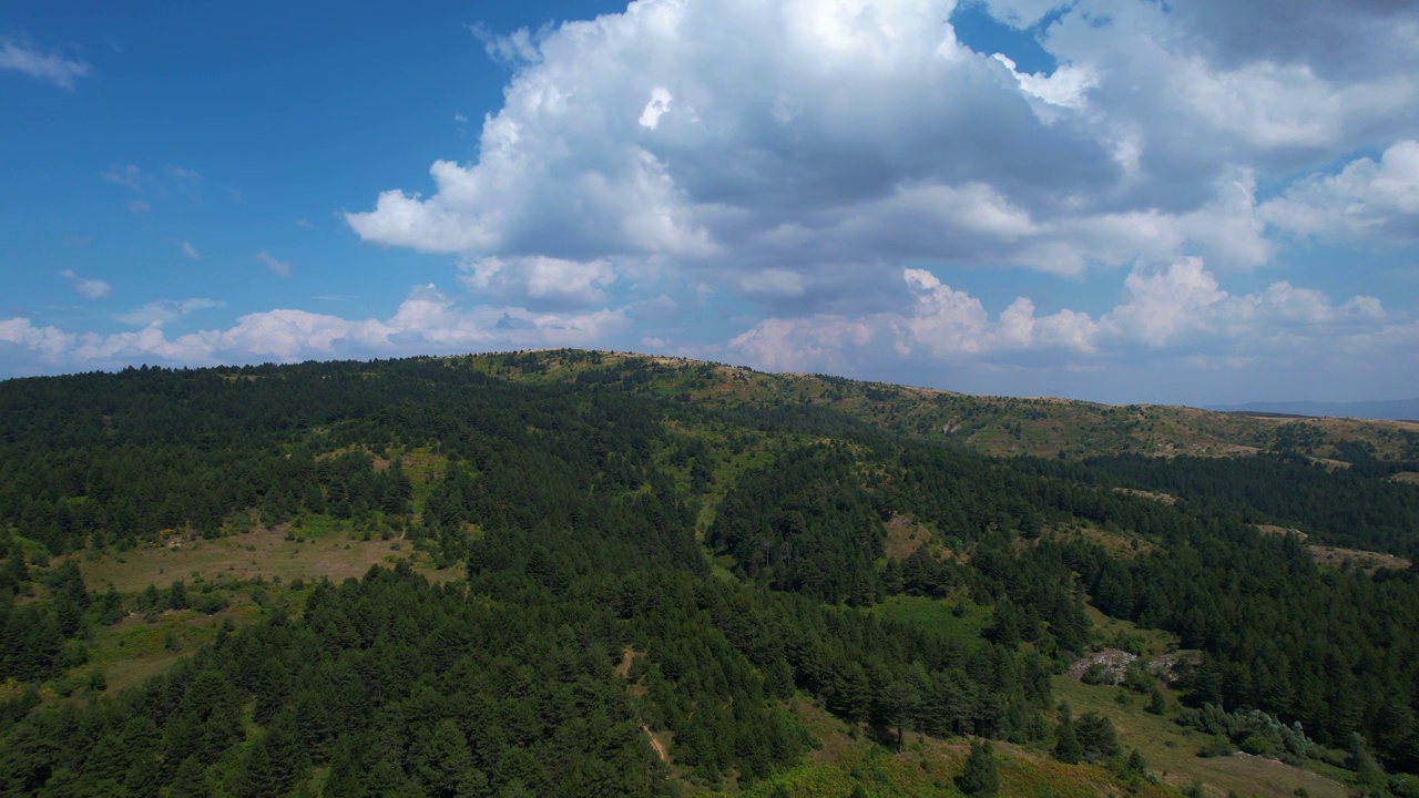 云彩笼罩着广阔的森林，山脉和山上的松树在早晨，美丽的全景拍摄自然背景在Voskopoja，阿尔巴尼亚视频素材