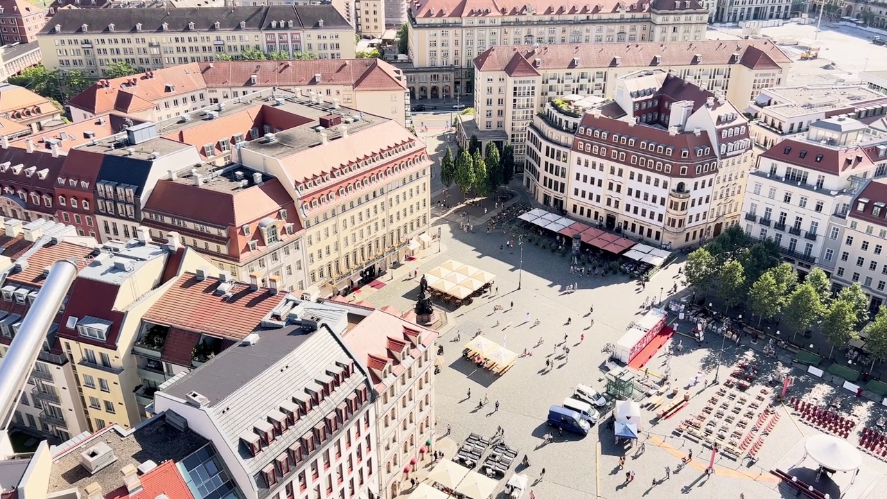 阳光明媚的夏日，德累斯顿的市场广场(Neumarkt)。德国的旅游业视频素材