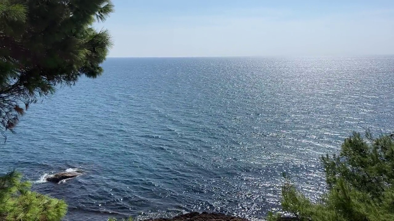 黑山美丽的碧蓝碧绿的海水，风景秀丽的岩石海岸和松树。视频素材