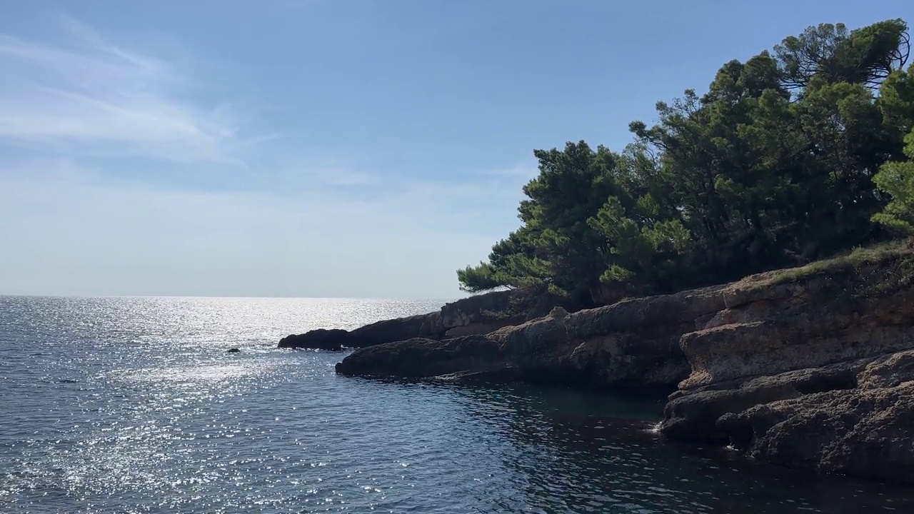 海的岩石海岸景色优美。视频素材