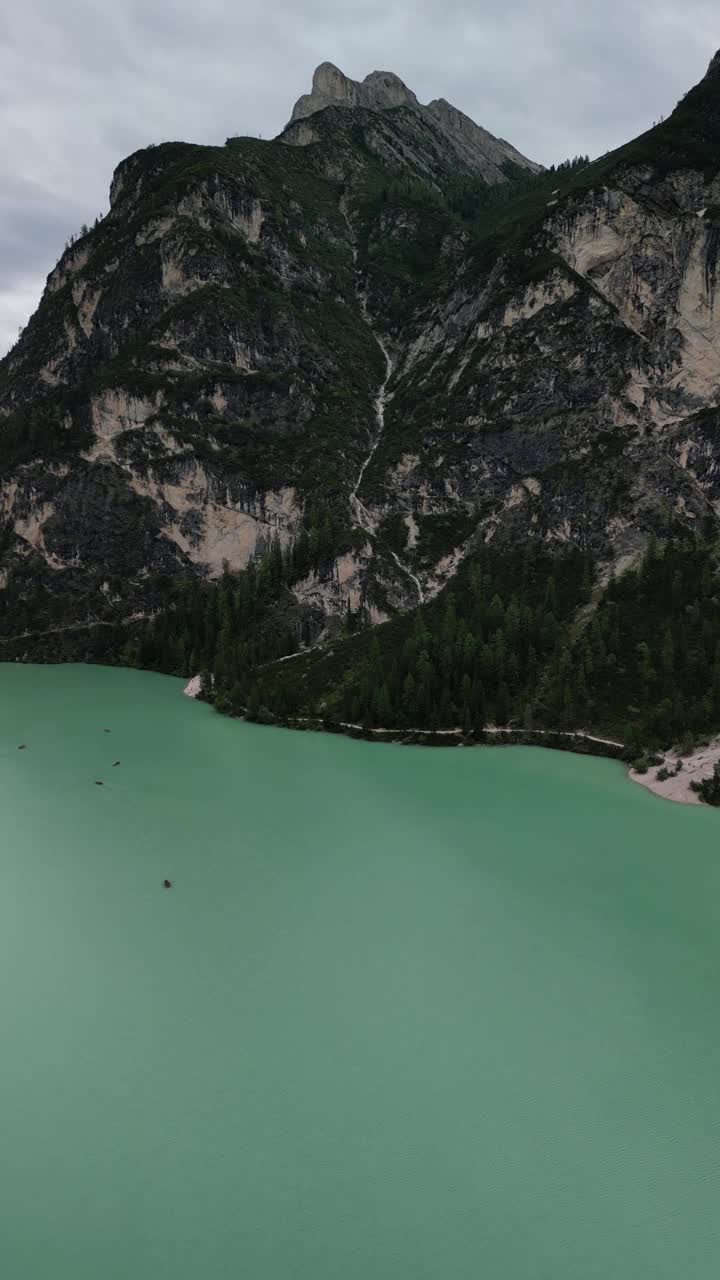 布雷斯湖鸟瞰图(或Lago di Braies)是意大利阿尔卑斯山白云石著名的湖泊视频素材