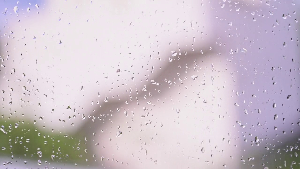 雨中水滴在车窗上的特写视频素材