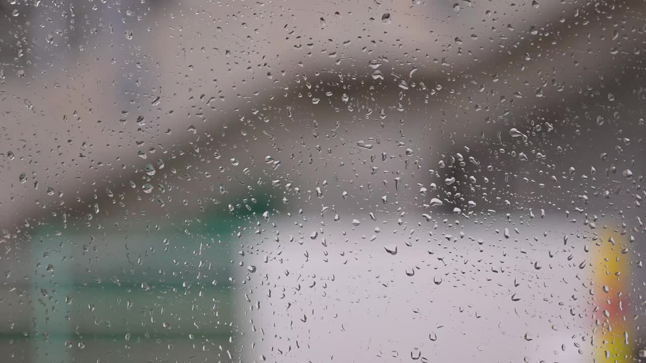 雨中水滴在车窗上的特写视频素材