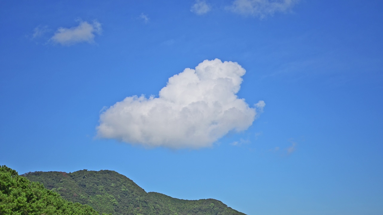 青山和蓝天视频素材