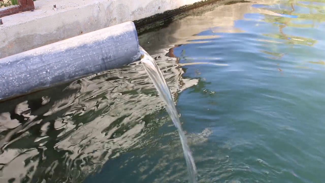 天然泉水流入盆地视频素材