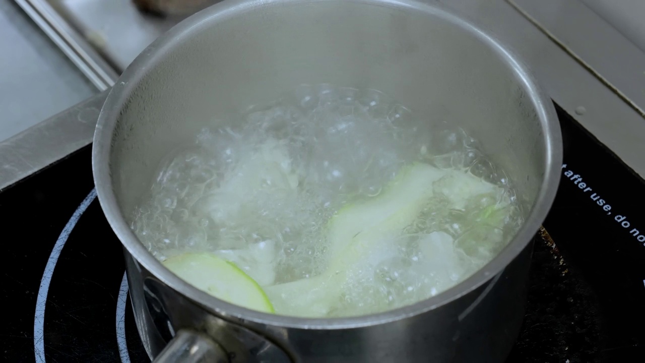 厨师在餐厅的厨房里做饭，厨房和厨房用具，厨师在工作时的双手视频素材