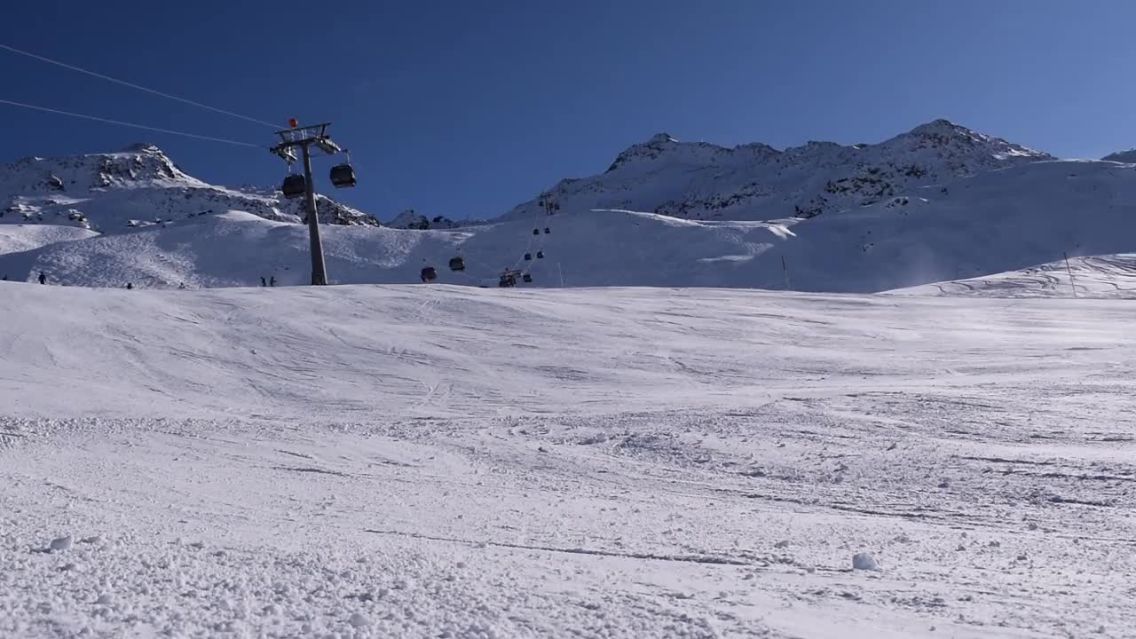 欧洲滑雪胜地Hochgurgl繁忙的山地运动滑雪道视频素材