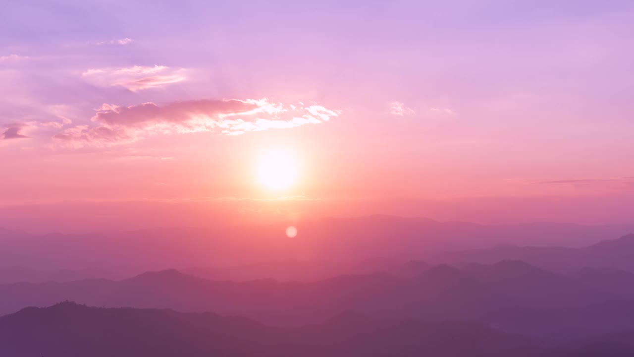 紫色的天空在早晨的风景鲜艳多彩的蓝天在夏天的日出时间。自然景观优美。美丽的紫天空浪漫戏剧性的景观多云的户外天堂在日落视频素材