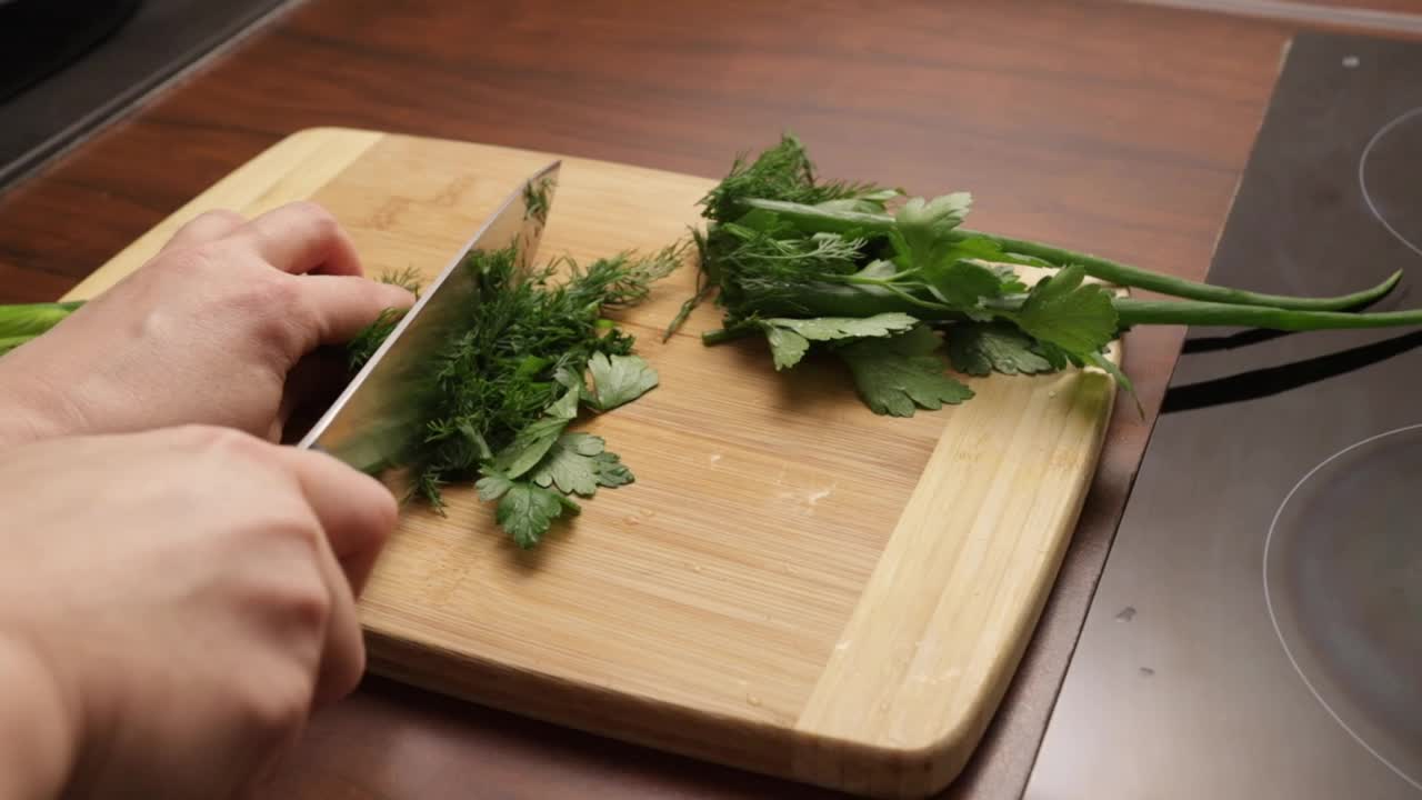 女性的手在砧板上用刀准备蔬菜，用新鲜的食材烹饪视频素材