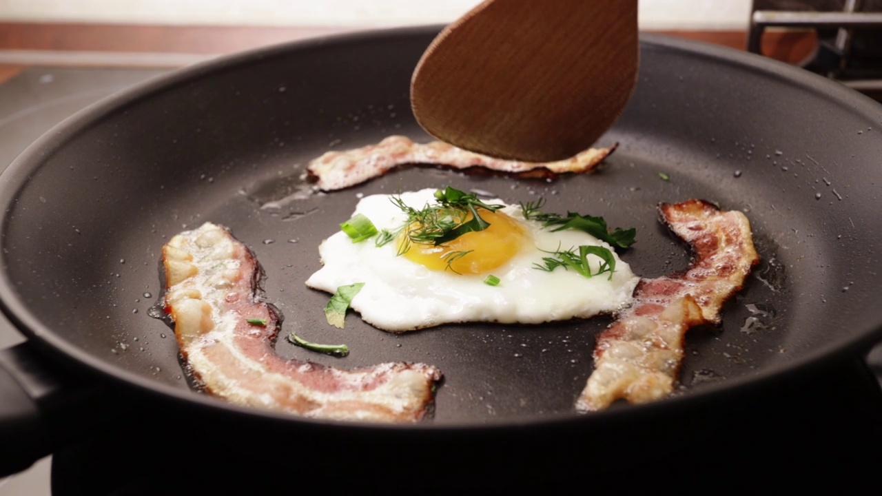 用煎锅煎鸡蛋和熏肉视频素材