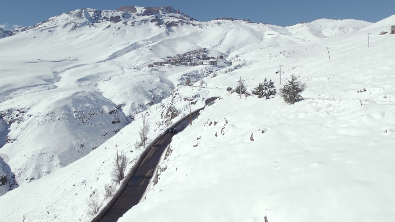 无人机拍摄的道路上的独家滑雪胜地拉帕尔瓦充满雪在阳光明媚的一天在安第斯山脉，智利。视频素材