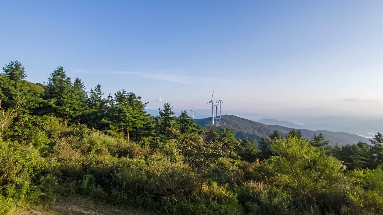 太极山的自然风光和风力发电机涡轮/江原道，韩国视频素材