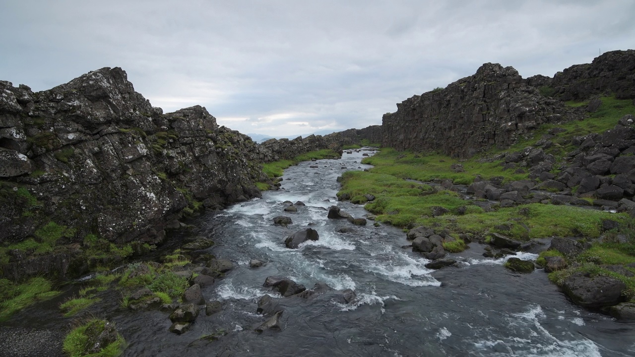 Öxará河在Þingvellir或Thingvellir国家公园，联合国教科文组织世界遗产。大陆分裂-北美板块和欧亚板块之间的构造漂移。视频下载