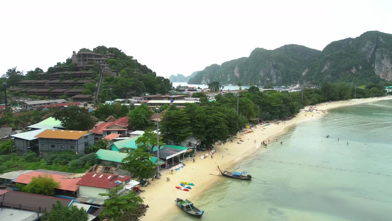 鸟瞰泰国奥南岛的皮皮岛全景。视频素材