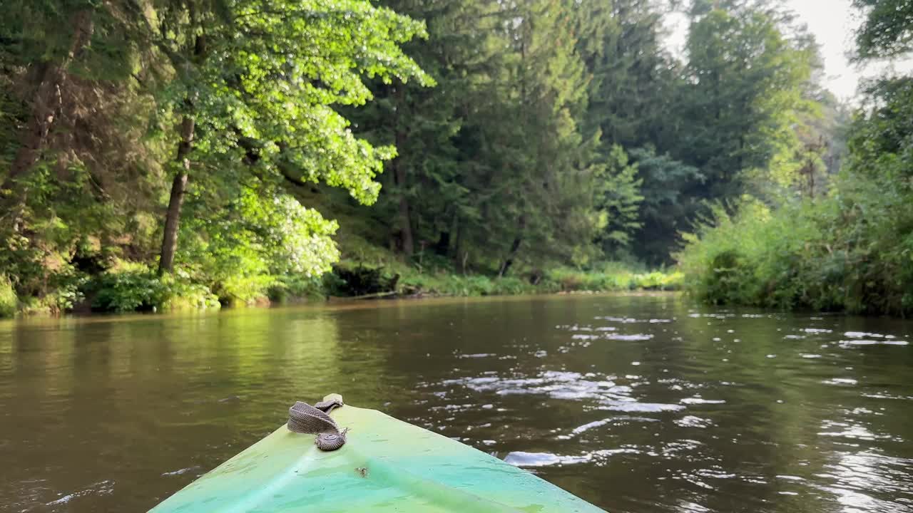 在一条美丽的河流上划独木舟视频素材