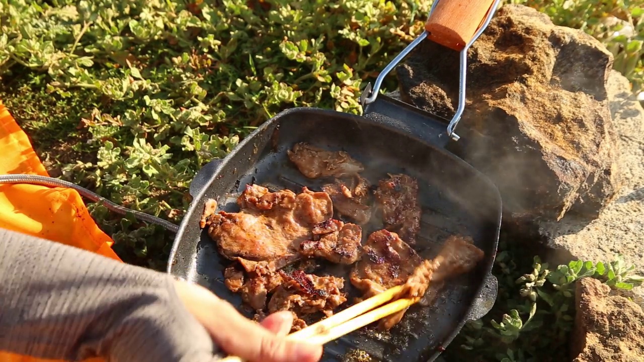 在湖边露营时做饭视频下载