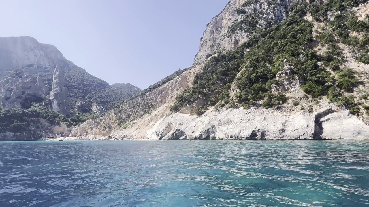 撒丁岛地中海海湾清澈湛蓝的海水视频素材