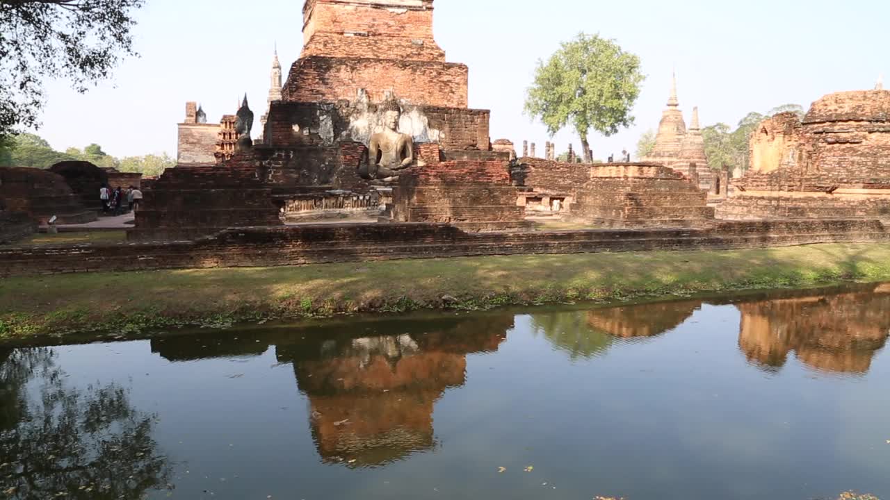 泰国，素可泰历史公园-看到建于13世纪的Mahathat(大佛寺)视频下载