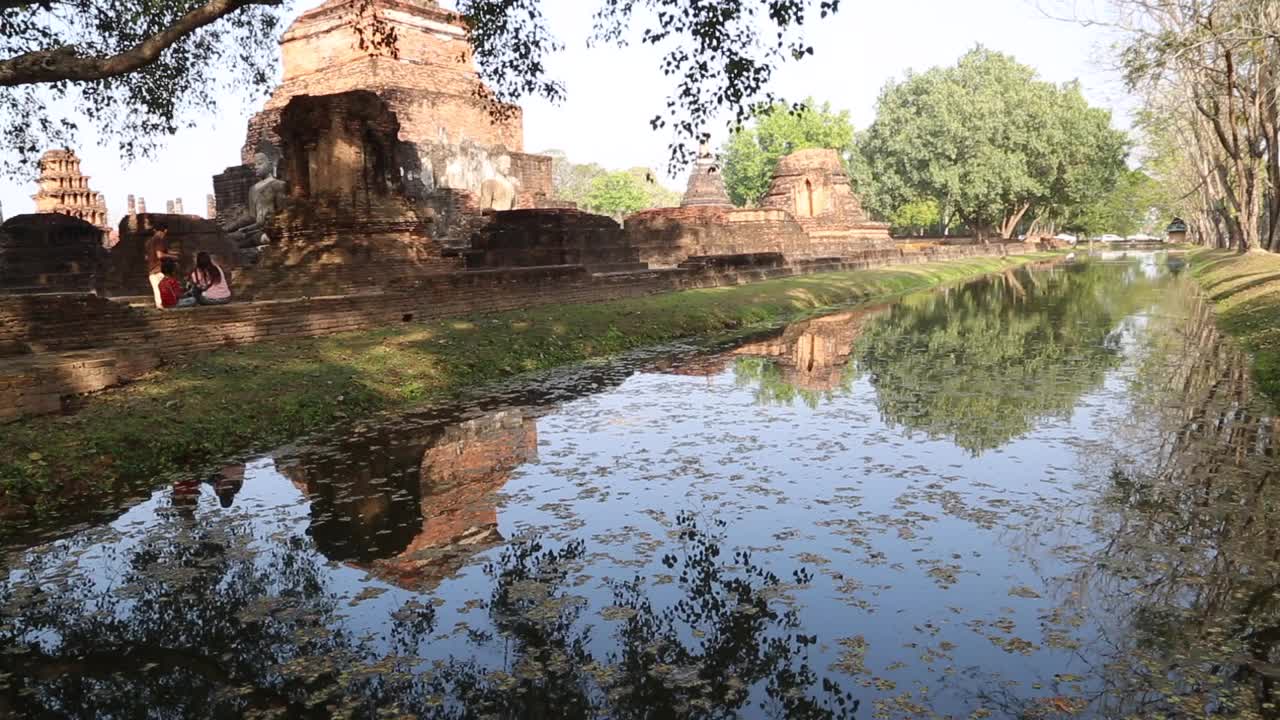 泰国，素可泰历史公园-看到建于13世纪的Mahathat(大佛寺)视频素材