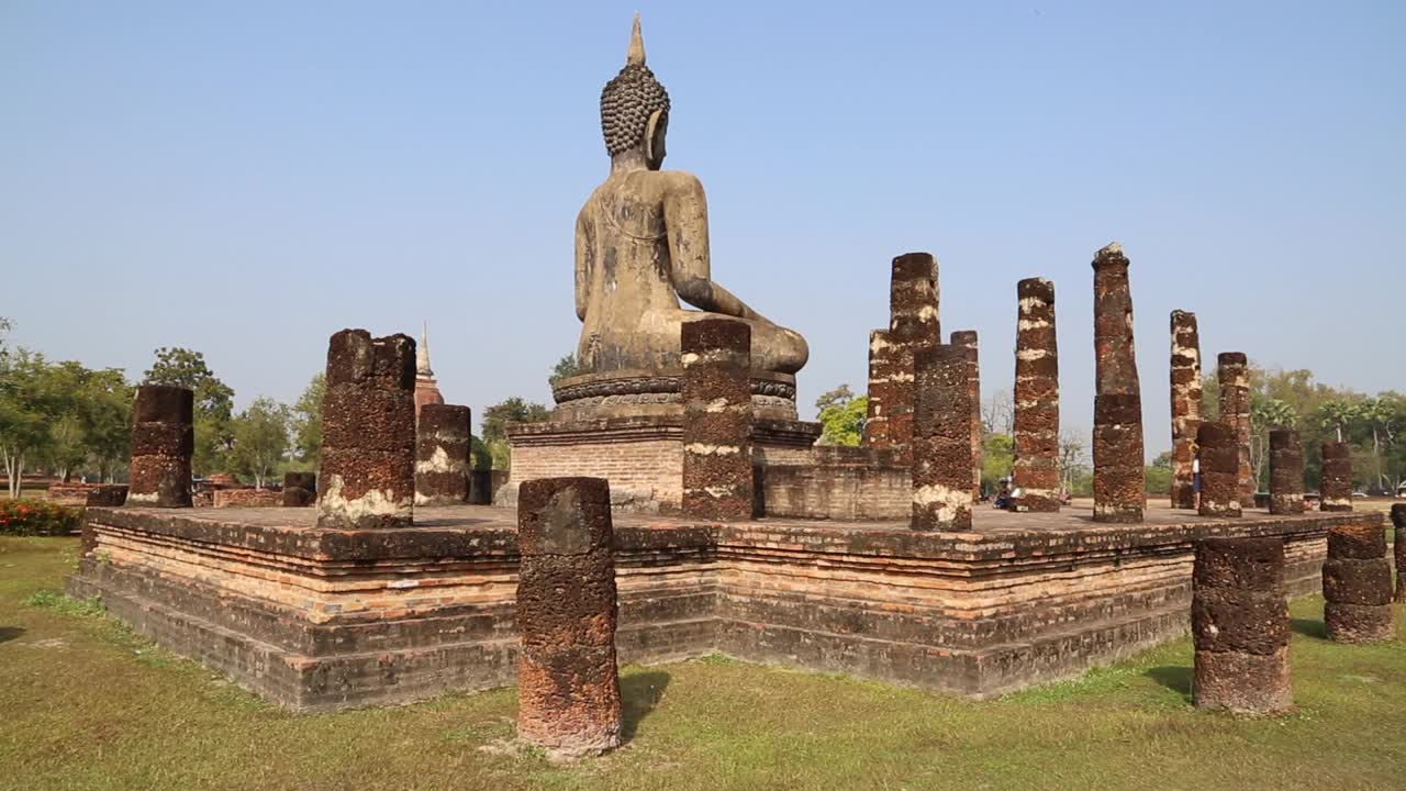 泰国，素可泰历史公园-看到建于13世纪的Mahathat(大佛寺)视频下载