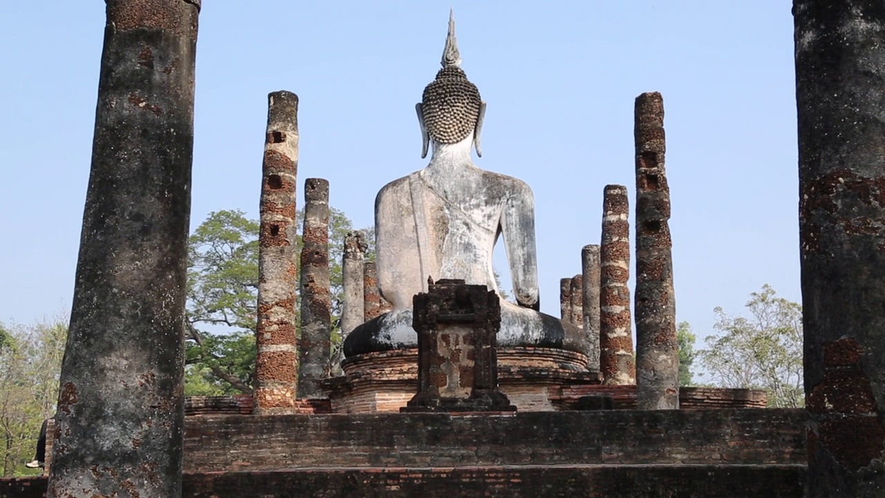 泰国，素可泰历史公园-看到建于13世纪的Mahathat(大佛寺)视频素材