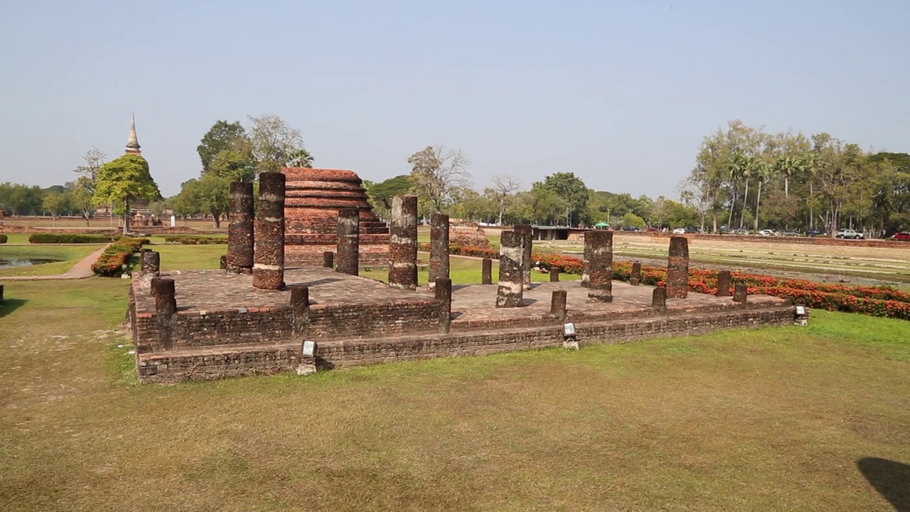 泰国，素可泰历史公园-看到建于13世纪的Mahathat(大佛寺)视频素材