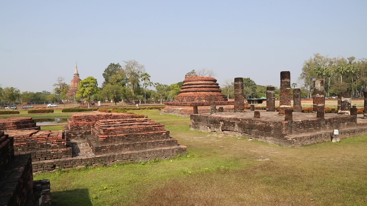 泰国，素可泰历史公园-看到建于13世纪的Mahathat(大佛寺)视频下载