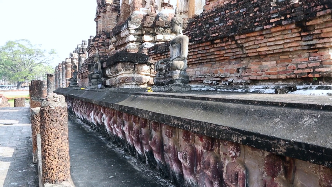 泰国，素可泰历史公园-看到建于13世纪的Mahathat(大佛寺)视频素材