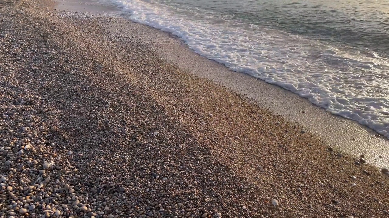 海滩上移动的波浪。视频下载