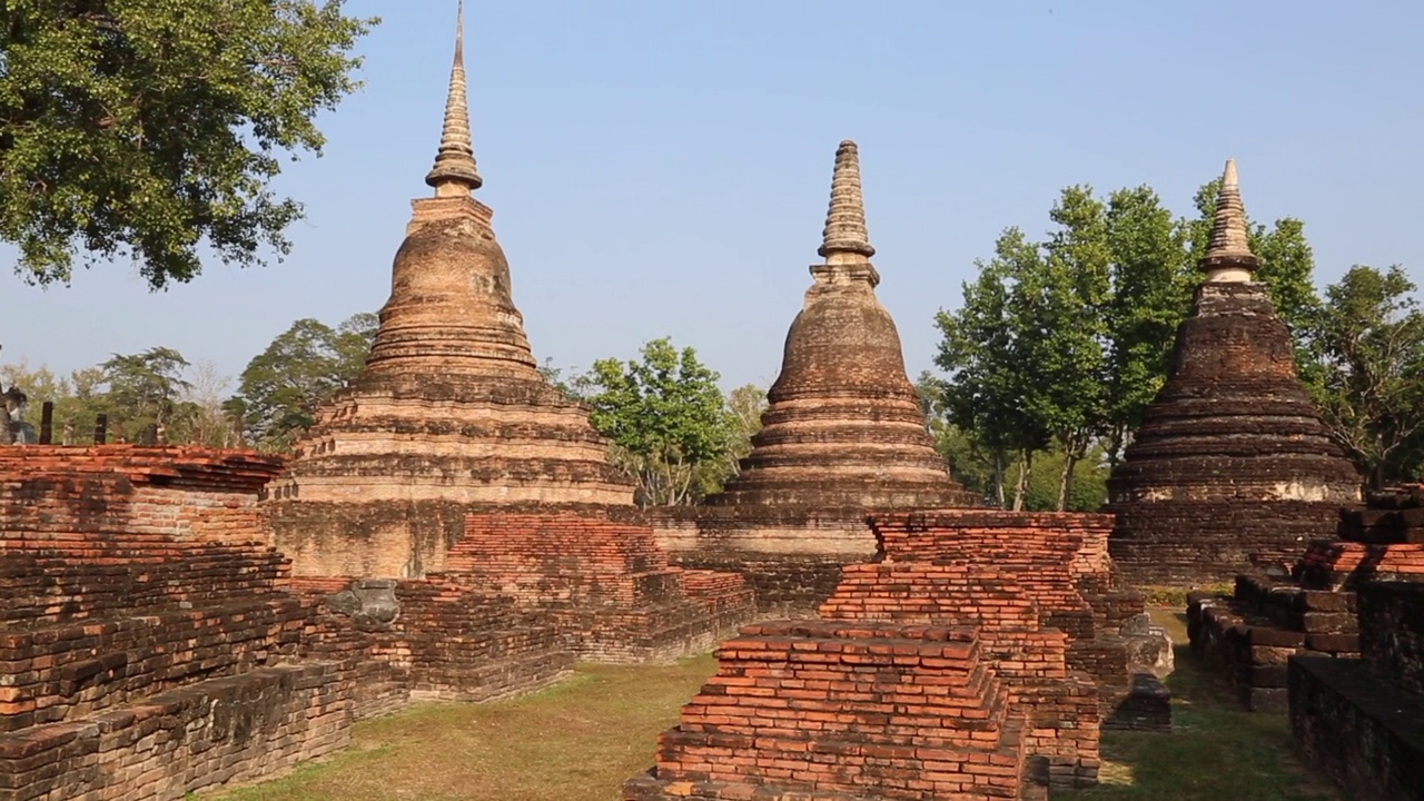 泰国，素可泰历史公园-看到建于13世纪的Mahathat(大佛寺)视频素材