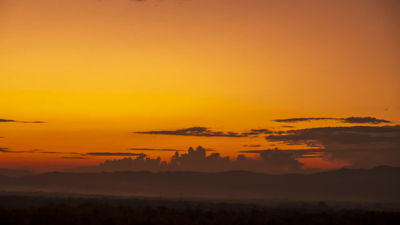 晚霞连绵山峦美景薄雾，黄昏黄金时分天空戏剧性。美丽的风景，高山，山脊，薄雾，全景景色，黎明，戏剧性的天空。日出景观山峰。视频素材