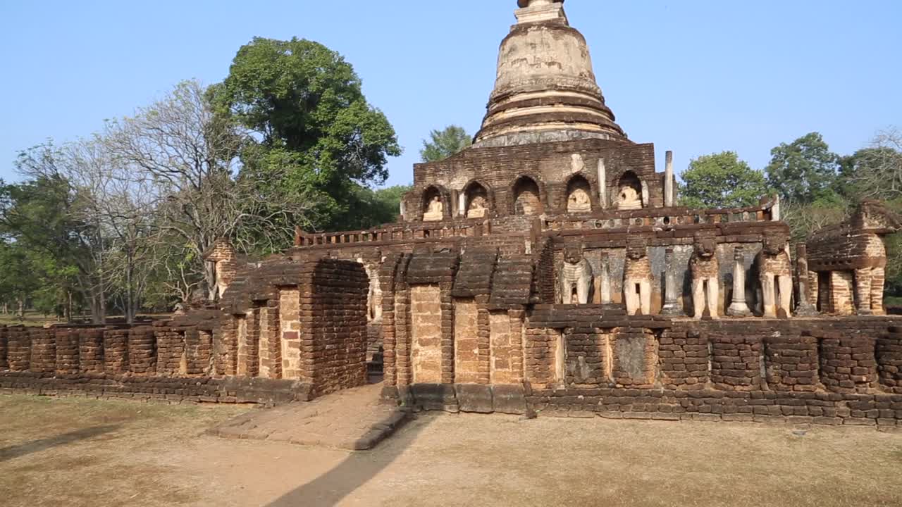 泰国，Si Satchanalai历史遗迹- Wat Chang Lom寺，建于14世纪视频下载