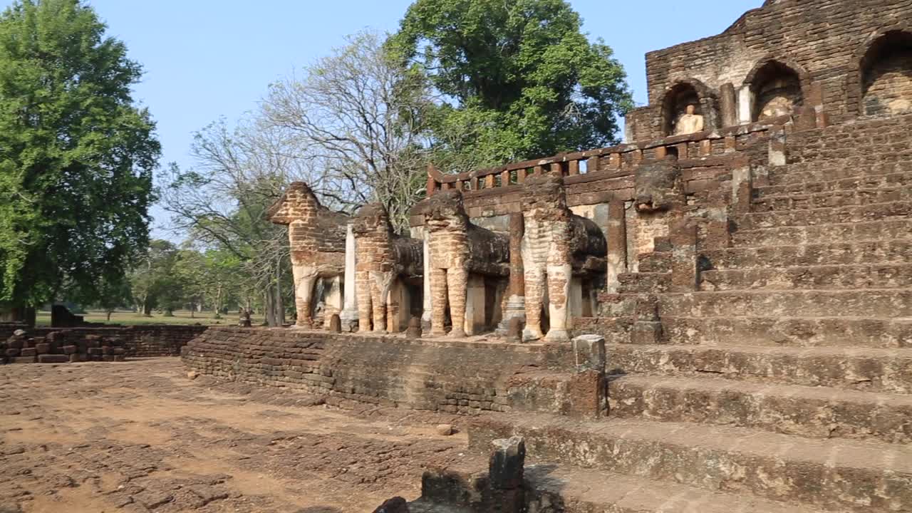 泰国，Si Satchanalai历史遗迹- Wat Chang Lom寺，建于14世纪视频素材