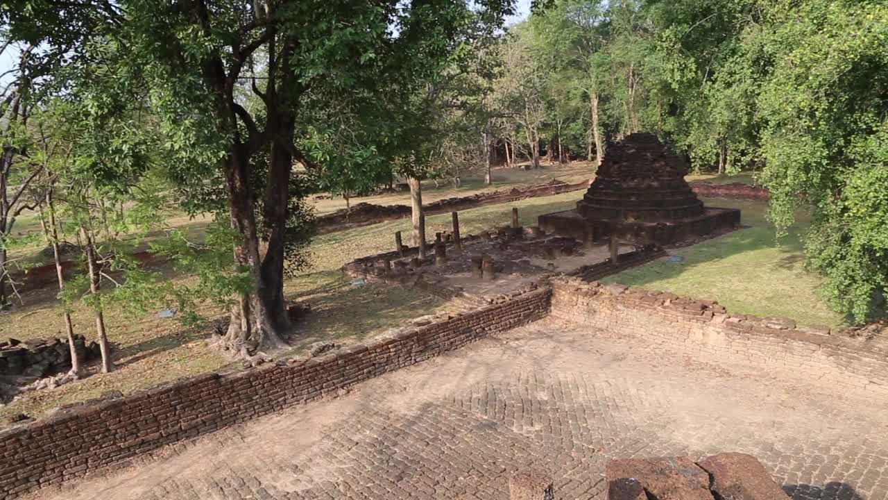 泰国，Si Satchanalai历史遗迹- Wat Chang Lom寺，建于14世纪视频素材