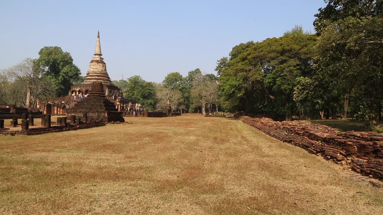 泰国，Si Satchanalai历史遗迹- Wat Chang Lom寺，建于14世纪视频素材