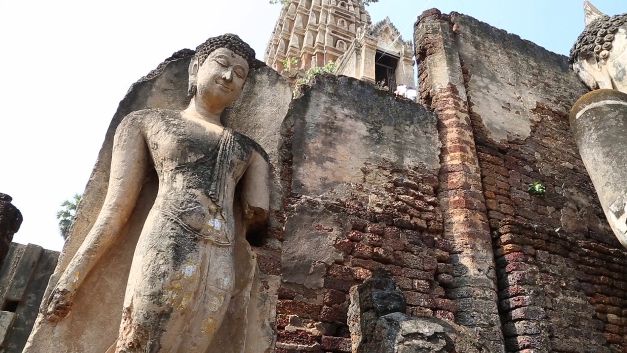 泰国，Si Satchanalai历史遗迹- Wat Phra Si Rattana Mahathat寺，建于1237年视频下载